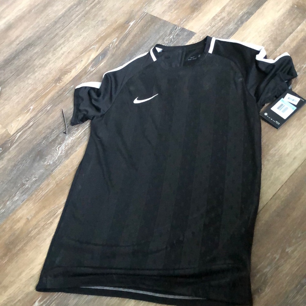 Size medium men’s top black and white